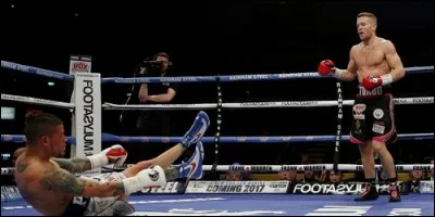 Que fait un boxeur qui jette l'éponge ?
