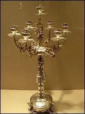 Ce terme peu usit peut dsigner un chandelier ou un rverbre. De quoi s'agit-il ?