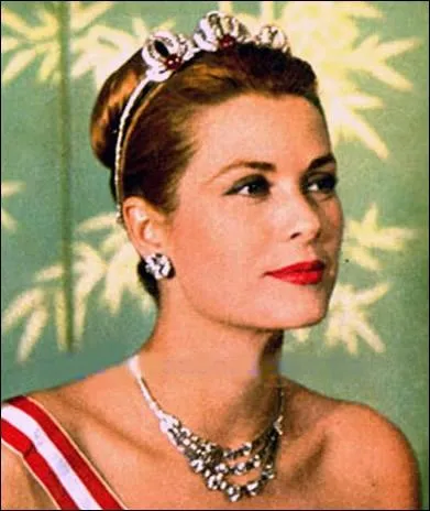 A quel ge a-t-elle arrt sa carrire afin de devenir la princesse de Monaco ?