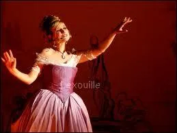 Comment s'appelle la chanson qu'elle chante ?