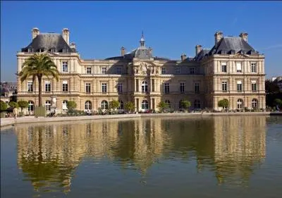 Le palais du Luxembourg (6e arrondissement) abrite le Sénat.