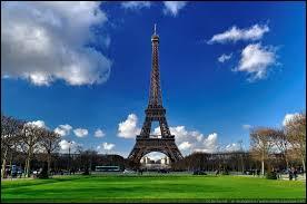 Tout près du pont d'Iéna, la tour Eiffel dresse ses 300 mètres (sans antenne) dans le parc du Champ-de-Mars. (7e arrondissement)