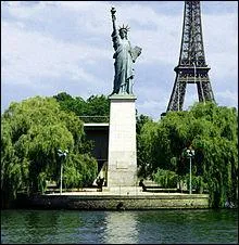 Près de la maison de la Radio, on peut voir un modèle réduit de la statue de la Liberté sur l'île aux Cygnes. (15e ou 16e arrondissement)