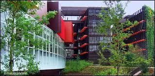 Le musée du quai Branly (7e arrondissement) a vu le jour à l'initiative de Jacques Chirac. Il présente des objets créés par des peuples non européens.