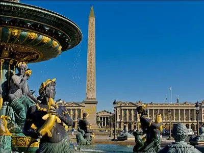 Au centre de la place de la Concorde trône l'obélisque de Louxor. (8e arrondissement)