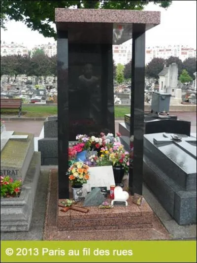 À la porte de Châtillon (14e arrondissement), se trouve le cimetière de Montrouge où est inhumé Coluche. (tout de suite à gauche en rentrant)