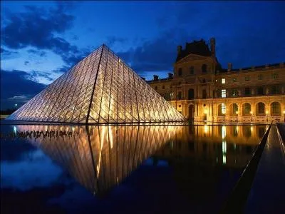 Le palais du Louvre et son célèbre musée qu'on n'imagine plus sans sa pyramide de verre et d'acier (1er arrondissement)