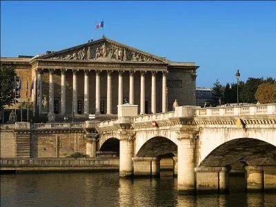 Le palais Bourbon, siège de l'Assemblée nationale, en face du pont de la Concorde (7e arrondissement)