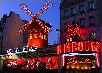 La place Pigalle (9e arrondissement) et le Moulin Rouge (18e arrondissement)... Je ne vous dis rien de plus sur le quartier, je ne connais pas car je suis quelqu'un de sérieux !
