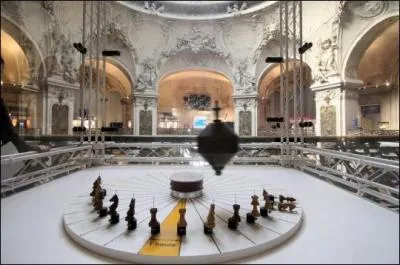 Au Panthéon (5e arrondissement), vous pourrez voir le pendule de Foucault suspendu à la coupole (67 mètres) mais aussi les sépultures de personnes célèbres.