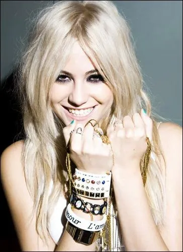 Quelle est l'identité complète de Pixie Lott ?