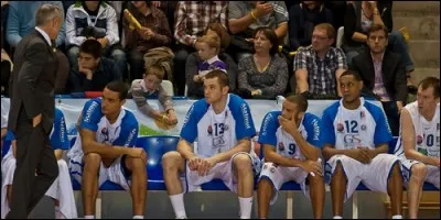 Au basketball, au bout de combien de fautes le joueur est-il éliminé ?