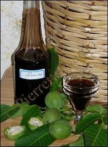 Quand faut-il ramasser les noix vertes pour la fabrication du vin de noix ?