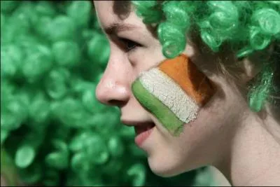 Que reprsente le vert du drapeau irlandais ?