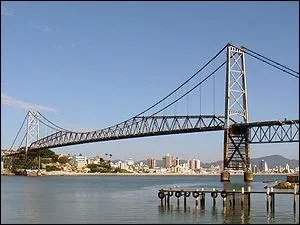 Ce pont brsilien, dans la municipalit de Florinaopolis, fut construit en 1920. Sa longueur est de 829 mtres. Comment se nomme-t-il ?