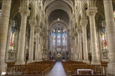Quel est ce monument au coeur des sanctuaires de Lourdes. Il a t construit de 1883  1889 .