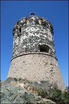 Dans la Corse,  Ajaccio : pourquoi a-t-on construit cette Tour Gnoise surnomme la Tour de Parata ?