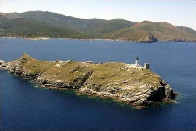 De quoi est fait,  l'origine, le phare de la Giraglia, en Haute-Corse ?