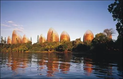 Quel nom porte l'ensemble des btiments o l'on peut admirer une partie du patrimoine kanak ?