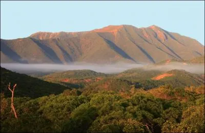 Comment s'appelle le massif qui surplombe le village de Kon ?