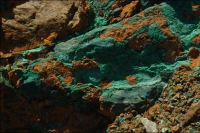 Quel est le principal minerai enfoui dans le sous-sol caldonien ?