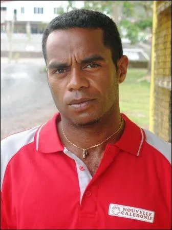 Comment se nomme le capitaine de la slection caldonienne de football, championne du Pacifique 2011 ?