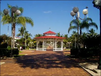 Comment se nomme la place qui se situe au centre-ville de Nouma ?