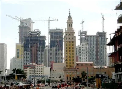 Miami est actuellement en pleine Manhattanisation. ce qui veit dire que...