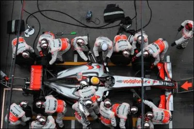 En Formule 1, les pilotes doivent s'arrter pour certains rglages. Comment appelle-t-on cet arrt ?