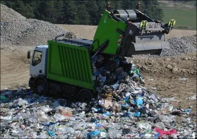 Compltez le titre du film : Le Pre Nol est ...