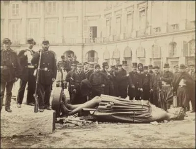 Aprs cet vnement, quel monument parisien est-il accus d´avoir dtruit ?