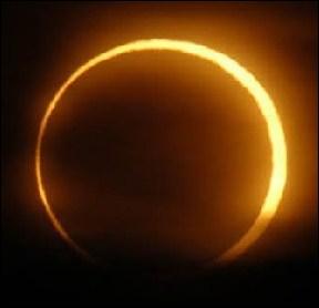Une éclipse de Soleil, c'est quand le Soleil cache la Lune en passant entre celle-ci et la Terre.