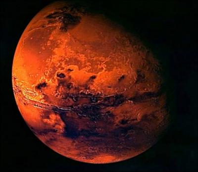 Vue de la Terre, la planète Mars est rouge.