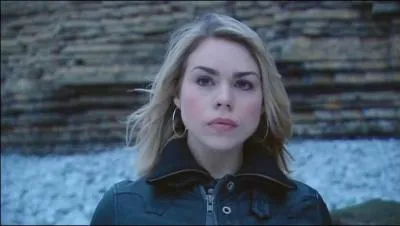 A la fin de la saison 2, Rose a oublié quelque chose dans le Tardis. C'est...