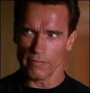 Un des 'gros-bras' des annes 90 n'a plus la cte lui non plus... Ce 'gouvernator' se retrouve ainsi  la cinquime place du top. Quel est son nom ?