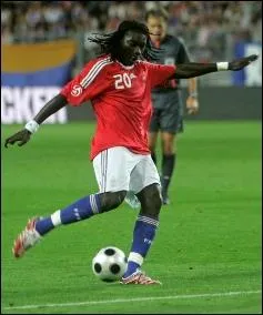 Contre quelle équipe, l'attaquant Bafétimbi Gomis a-t-il fait ses débuts en bleu en inscrivant un doublé ?