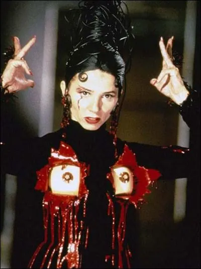 Victoria Abril avec une coiffure architecturale et une tenue extravagante, c'est dans :