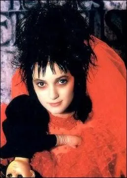 Winona Ryder en jeune donzelle gothique  la coiffure imposante, c'est dans :