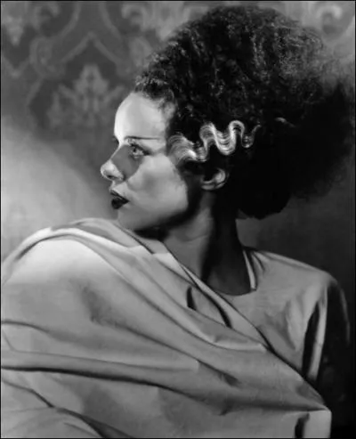 Qui est cette jeune fille a la coiffure lectrique et bicolore ?