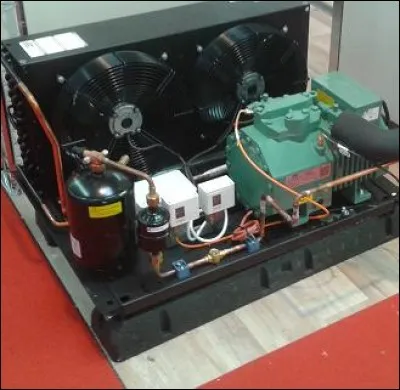 Un ventilateur monophasé 400 V se branche entre :