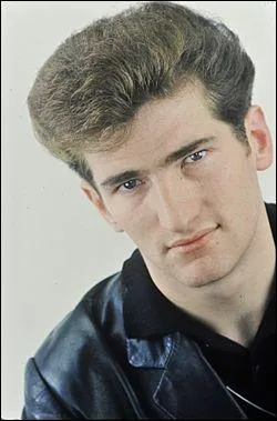 Dans les années 60, 'Salut les copains', une émission dédiée aux adolescents, était diffusée sur quelle radio ?