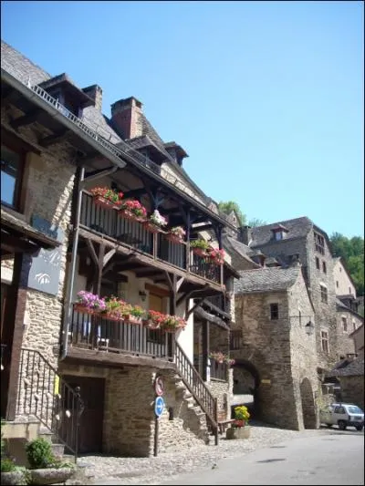 Comment sont couverts les toits de Belcastel ?