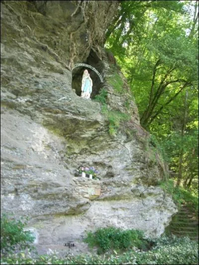 La grotte du Lourdou, sur la rive oppose de l'Aveyron, est surmonte par le Roc d'Anglards. Que peut-on voir sur le Roc ?
