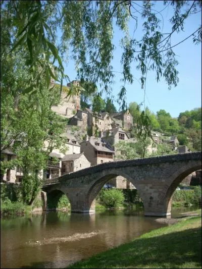 Que veut dire Belcastel ?