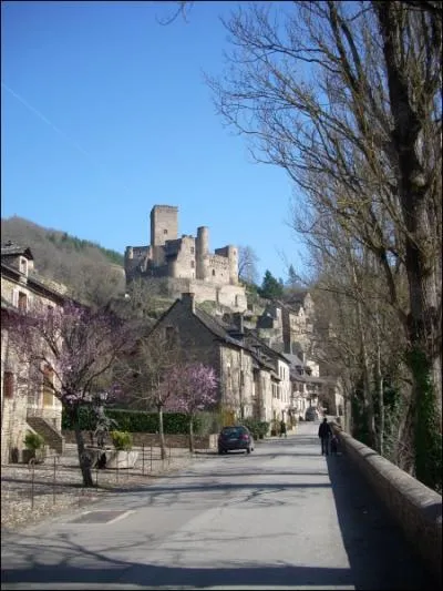 Le village est surplomb par son chteau dont les fondations remontent au...