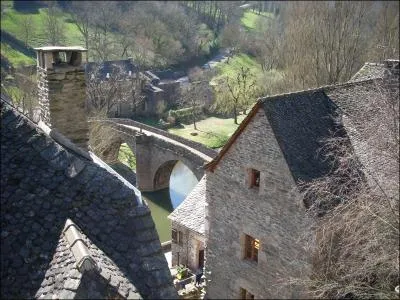 Du haut du chteau la vue plonge sur le village et la rivire. Quel est ce cours d'eau ?