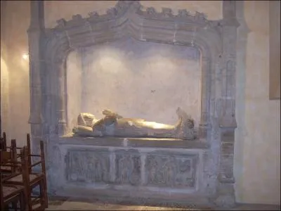 Dans l'glise on peut voir ce gisant. De qui est-il le tombeau ?