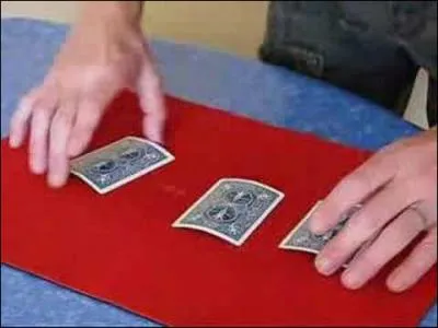 Le bonneteau est un jeu d'argent qui consiste à faire deviner où se trouve une carte après l'avoir mélangée avec ...