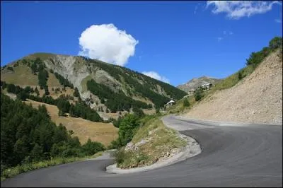 Le col de la Bonette est un col alpin situé à 2715m et emprunté plusieurs fois par le Tour de France cycliste. A la limite de quels départements se trouve-t-il ?