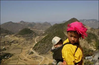 En Chine, une petite fille  mis au monde un bb, de 2. 7 kg, quel ge avait-elle ?